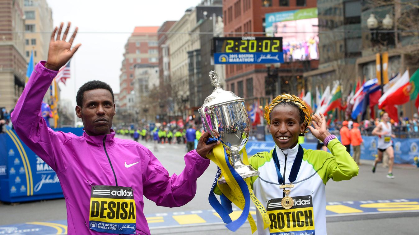 Boston, 2015. április 20.
A kenyai Caroline Rotich (j) és az etióp Lelisa Desisa a bajnoki trófeával, miután megnyerték a 119. bostoni maraton női, illetve férfi mezőnyének versenyét a Massachusetts állambeli Bostonban 2015. április 20-án. (MTI/EPA/CJ Gun