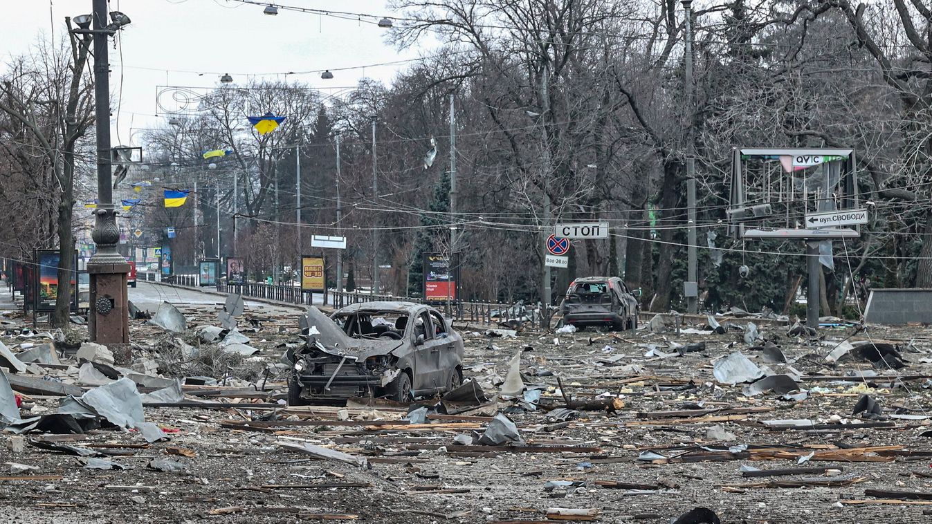Ukrán válság 2022, ukrán, orosz, háború, orosz-ukrán háború, ukrán konfliktus, harc, Ukrajna, Harkiv, kiégett jármű, utca, belváros, romok 