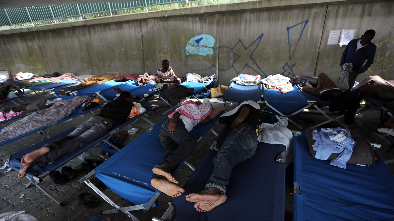 Olaszország, menekültválság, migráció, migráns, menekülttábor, Ventimiglia migration refugee Horizontal Migrants sleep on camp beds at a Red Cross center in the city of Ventimiglia on the French-Italian border, on September 14, 2016.  
According to Italy'
