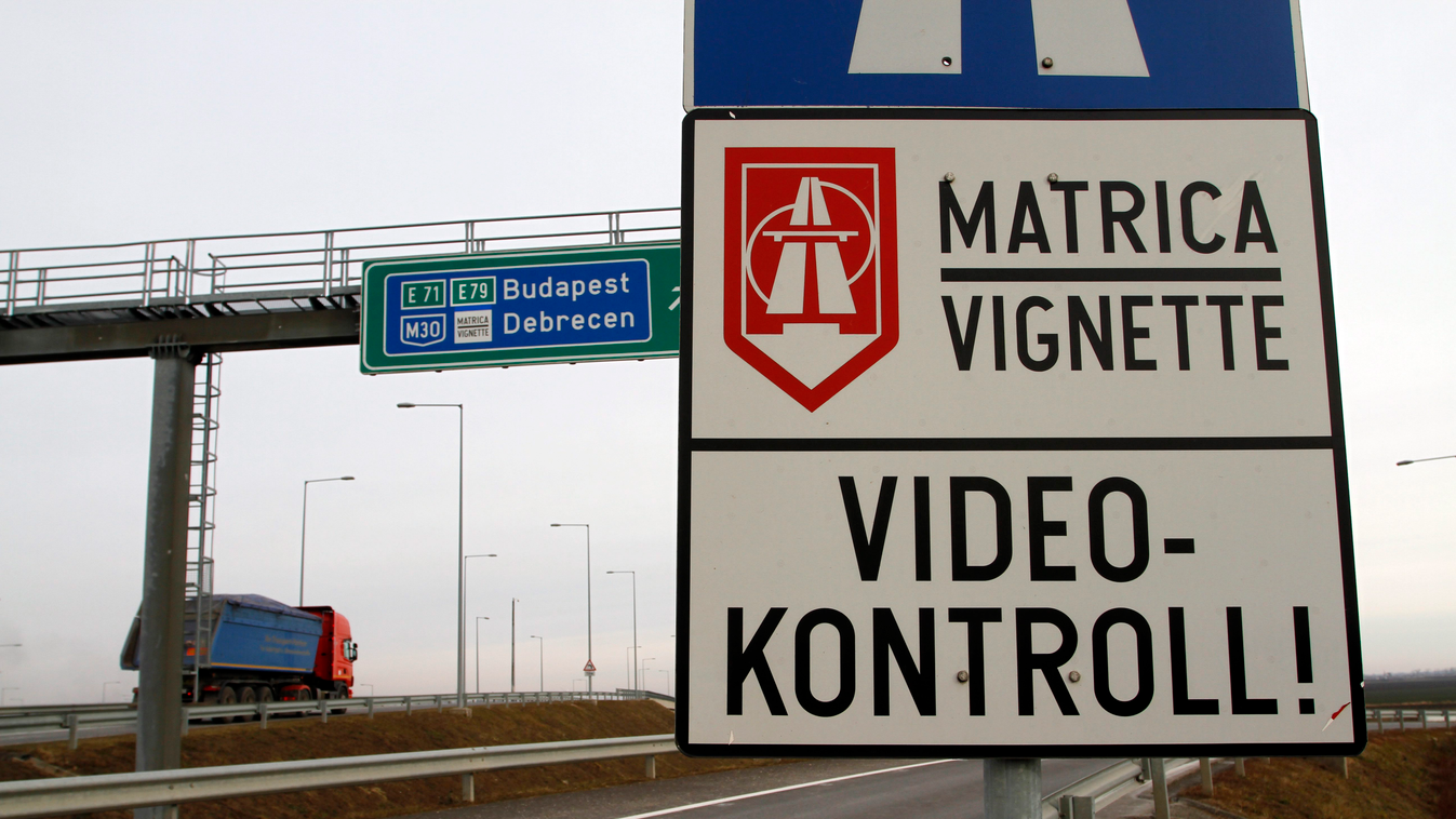 autópálya KÖZLEKEDÉSI LÉTESÍTMÉNY M30-as autópálya útdíjbevezetés útdíjköteles videokontroll video-kontroll Miskolc, 2015. január 7.
Tájékoztató táblák az útdíjköteles M30-as autópálya és az ingyenes, Miskolcot elkerülő szakasz felhajtójánál Miskolc határ