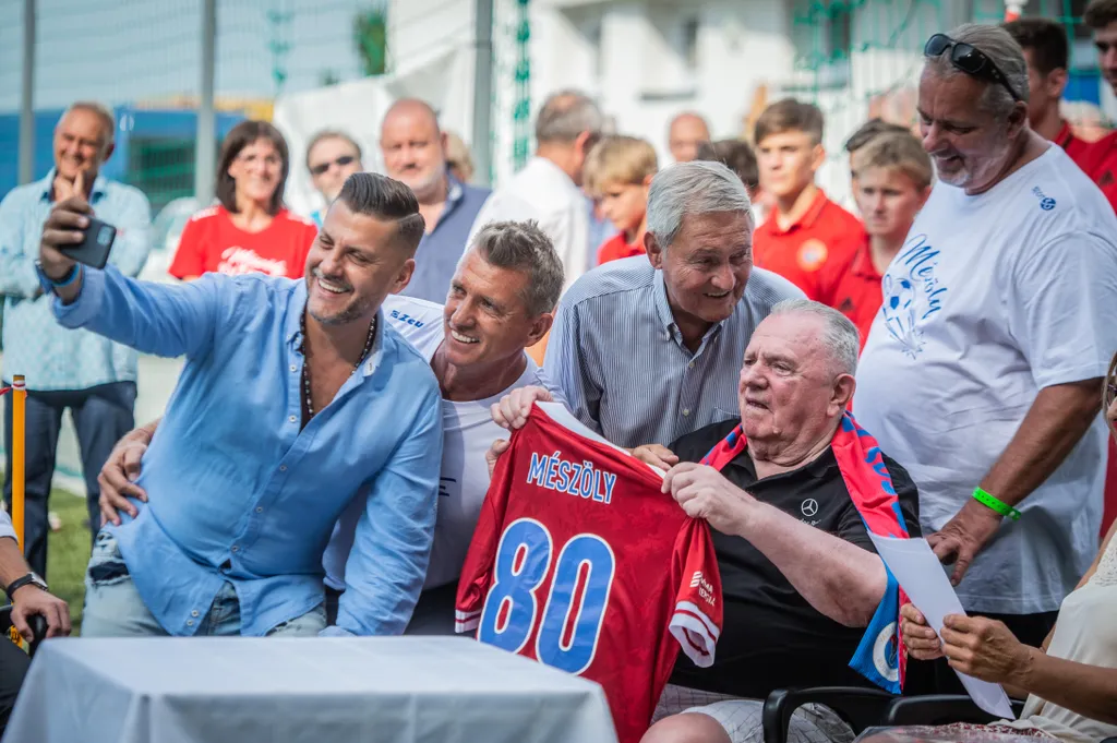 Mészöly Kálmán születésnapi köszöntése, mészöly kálmán 80 éve, Csillaghegyi Strand focipálya 