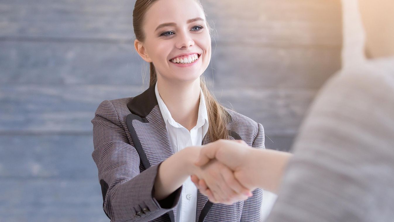 A nők 100 000 forinttal kevesebb fizetéssel is beérnék, mint a férfiak
kézfogás mosoly interjú állás 