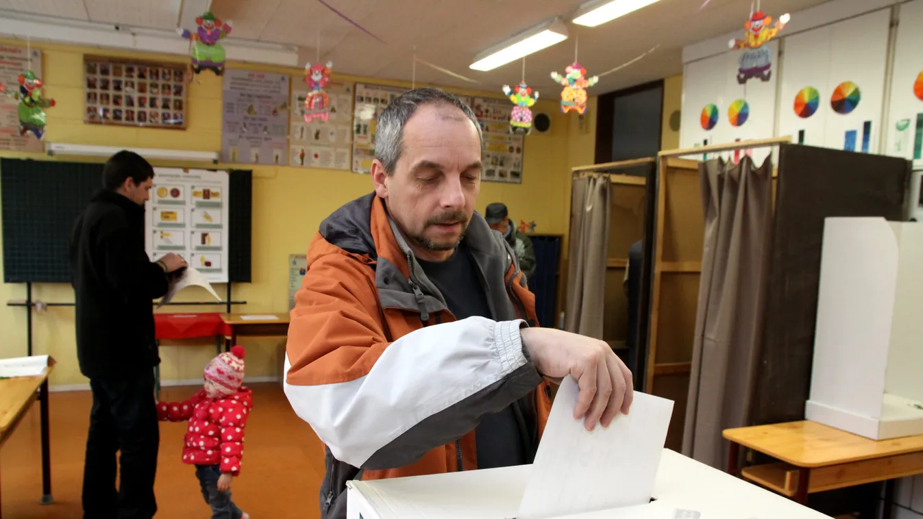 Veszprém, 2015. február 22.
Egy férfi leadja szavazatát az időközi országgyűlési választáson Veszprém megye 1-es számú országgyűlési egyéni választókerületében, a veszprémi Deák Ferenc Általános Iskolában kialakított szavazókörben 2015. február 22-én.
MTI