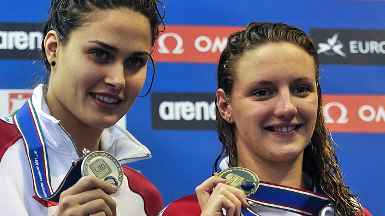 A győztes Hosszú Katinka (j) és a második helyezett Jakabos Zsuzsanna mutatja érmét a női 400 méteres vegyes úszás eredményhirdetésén a 31. úszó Európa-bajnokságon, a Debreceni Sportuszodában 