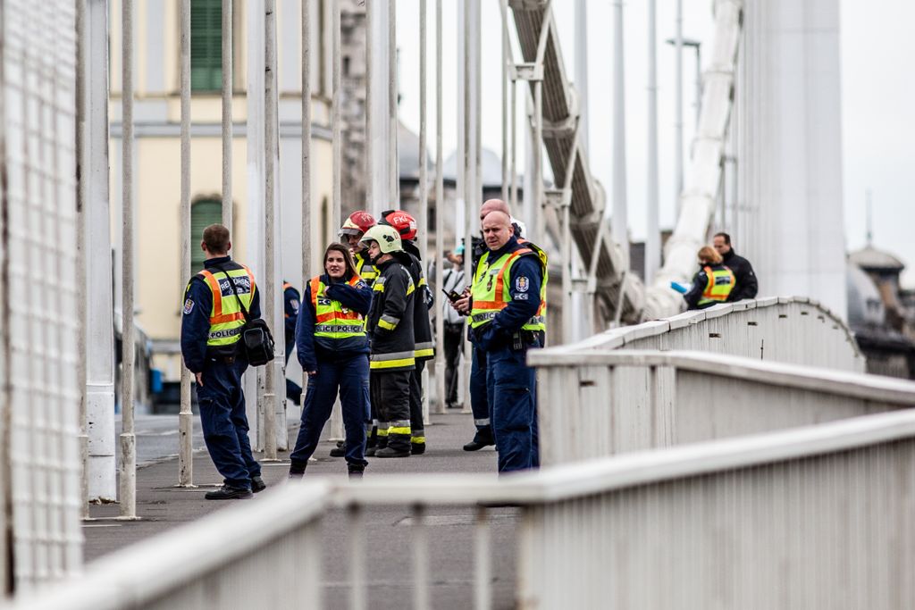 Felmászott valaki az Erzsébet híd pillérére a rendőrség lezárta a hidat 