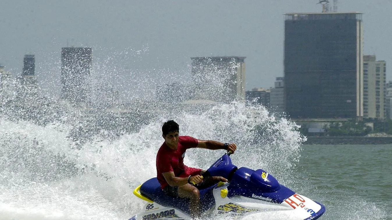 india dúsgazdag-szegény egyenlőtlenség  INDIA-WATER SPORTS-TOURISM JETSKI Horizontal SPORT WATER 