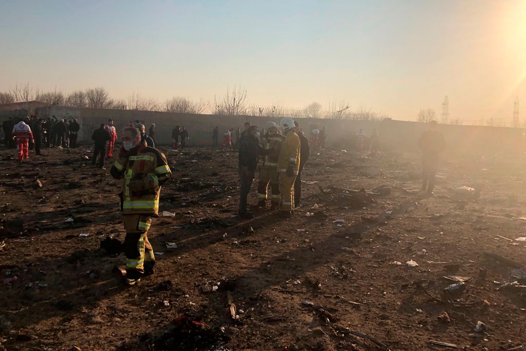 Teherán, 2020. január 8.
Tűzoltók és az iráni Vörös Félhold segélyszervezet munkatársai dolgoznak egy Boeing 737-es típusú ukrán utasszállító repülőgép roncsdarabjainál Teherán közelében 2020. január 8-án, miután a légi jármű hajnalban műszaki hiba miatt lezuhant 167 utassal és 9 fős személyzettel a fedélzetén kevéssel a teheráni Khomeini Imám repülőtérről történt felszállás után. A szerencsétlenséget senki sem élte túl.
MTI/AP/Mohamed Nasziri 