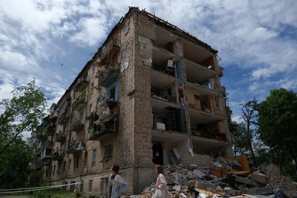 ukrán válság 2022, orosz, ukrán, háború, Ukrajna, pusztítás, Kijev, lakóépület 