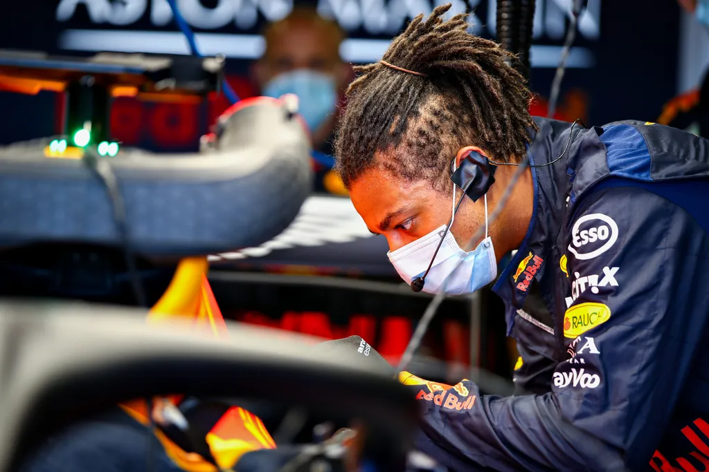 Forma-1, Red Bull Racing, szerelő, Silverstone teszt 2020 