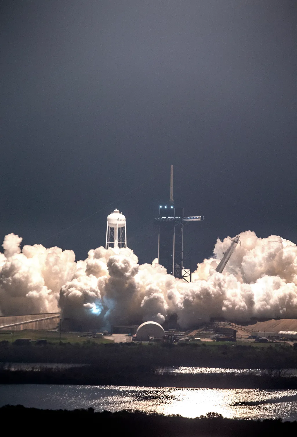 Felbocsátják a SpaceX amerikai űrkutatási magánvállalat Falcon 9 hordozórakétájával összekapcsolt Endeavour űrhajót 