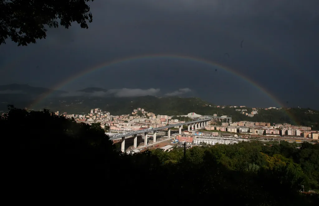 PIANO, Renzo; SZENT GYÖRGY Genova, 2020. augusztus 3.
Szivárvány ragyog az égen a 2018 augusztusában leomlott genovai Morandi-híd helyére épített új híd átadasi ünnepségén 2020. augusztus 3-án. A Renzo Piano olasz építész tervei alapján megépített híd a G
