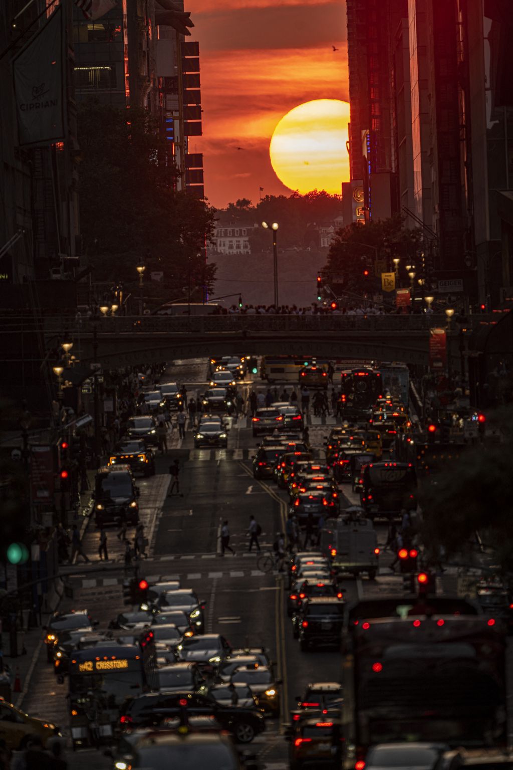 Manhattanhenge, New York, naplemente, különleges, látványos, nap, utcán, utca, tömeg, Manhattan 