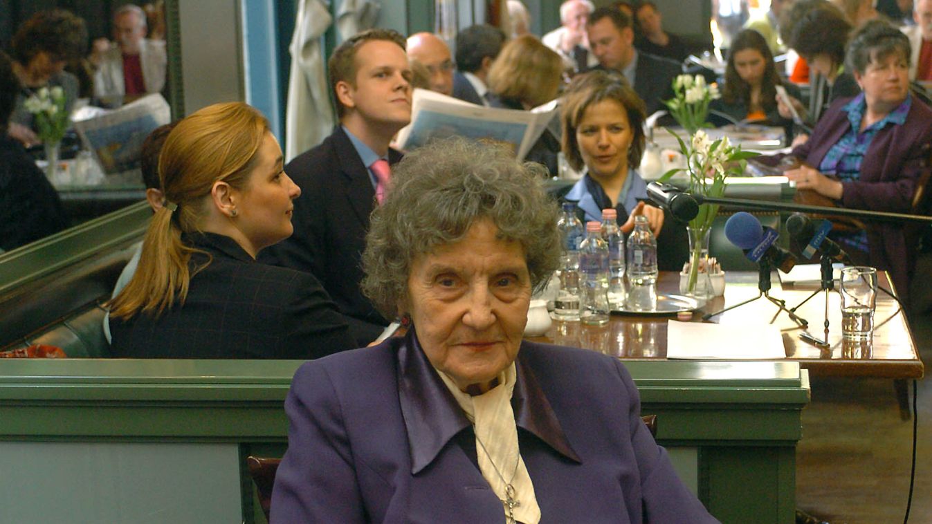Erdélyi Zsuzsanna Életkép, zsáner kávéház Budapest, 2006. május 9.
Erdélyi Zsuzsanna író részt vesz a soros EU-elnöki tisztséget betöltő Ausztria kezdeményezésére megszervezett Café d'Europe budapesti rendezvényén a Centrál Kávéházban. A 2006-os Európa-na