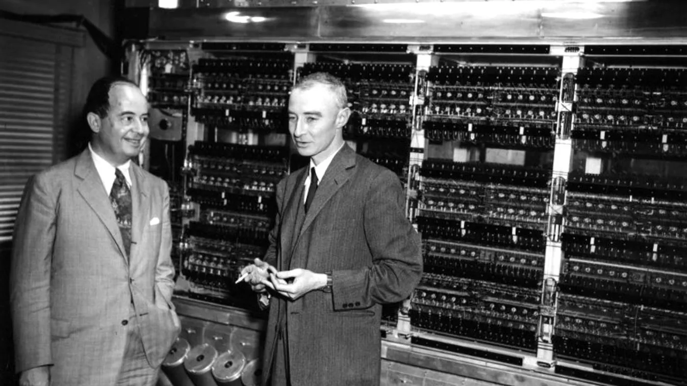 Neumann János magyar matematikus
The mathematician John von Neumann, consultant to the EDVAC project, and the nuclear physicist Robert Oppenheimer in front of the EDVAC 