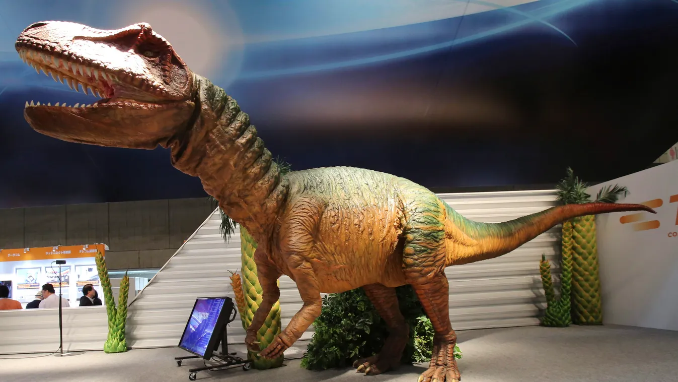 Csiba, 2014. október 7.
A TE Connectivity japán cég egyik alkalmazottja egy Sharp Aquos ZETA okostelefonnal irányít egy 6,5 méter hosszú és 2 méter magas robot dinoszauruszt, a TE Suarust a CEATEC információtechnológiai és elektronikai vásáron a Tokiótól 