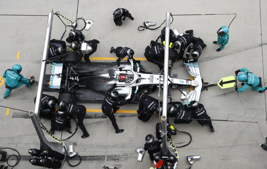 Forma-1, Lewis Hamilton, Mercedes-AMG Petronas, Kínai Nagydíj, kerékcsere, bokszkiállás 