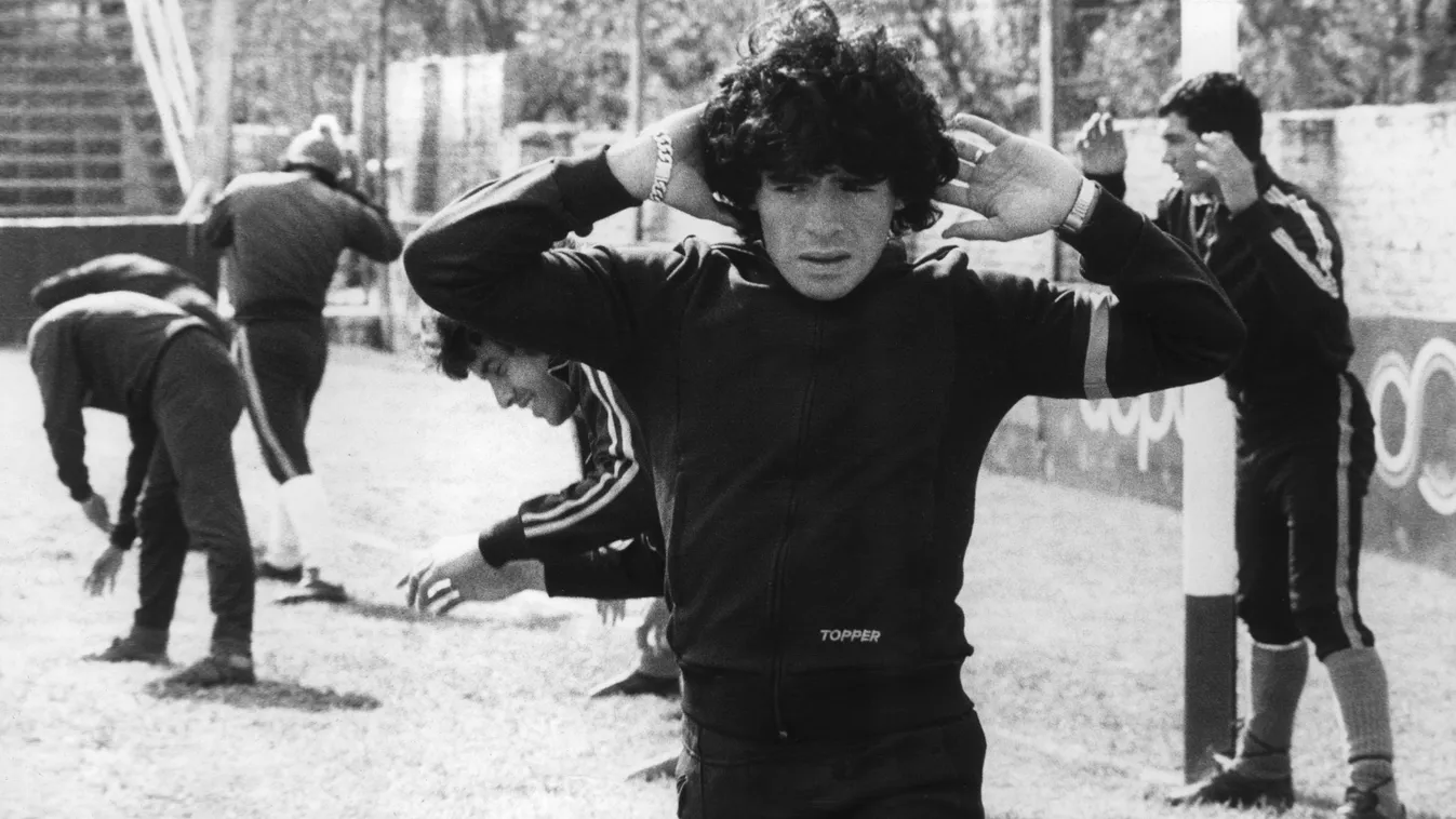 FBL-MARADONA Horizontal FOOTBALL photo noir et blanc SOCCER PLAYER TRAINING 