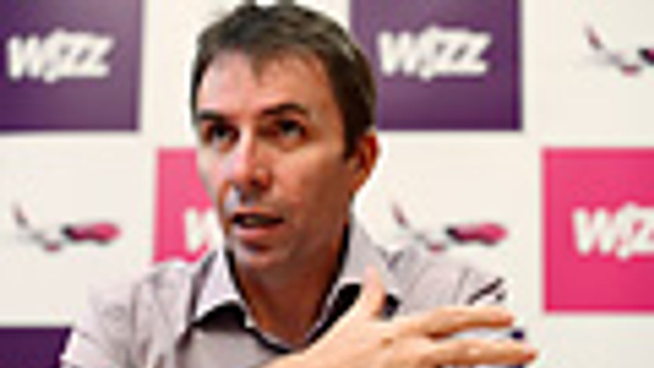 Váradi József, a Wizz Air vezérigazgatója sajtótájékoztatót tart a diszkont légitársaság járatbővítésről 2012. szeptember 10-én