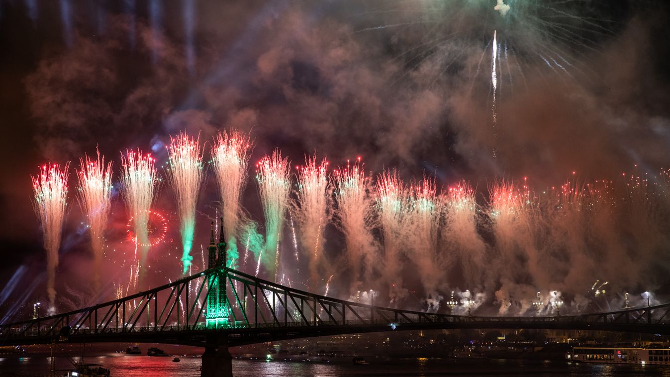 Kép leírása:Így látszott a tűzijáték a Duna felett Budapesten az államalapítás ünnepén, Szent István napján 2021. augusztus 20-án a Műegyetem felől 