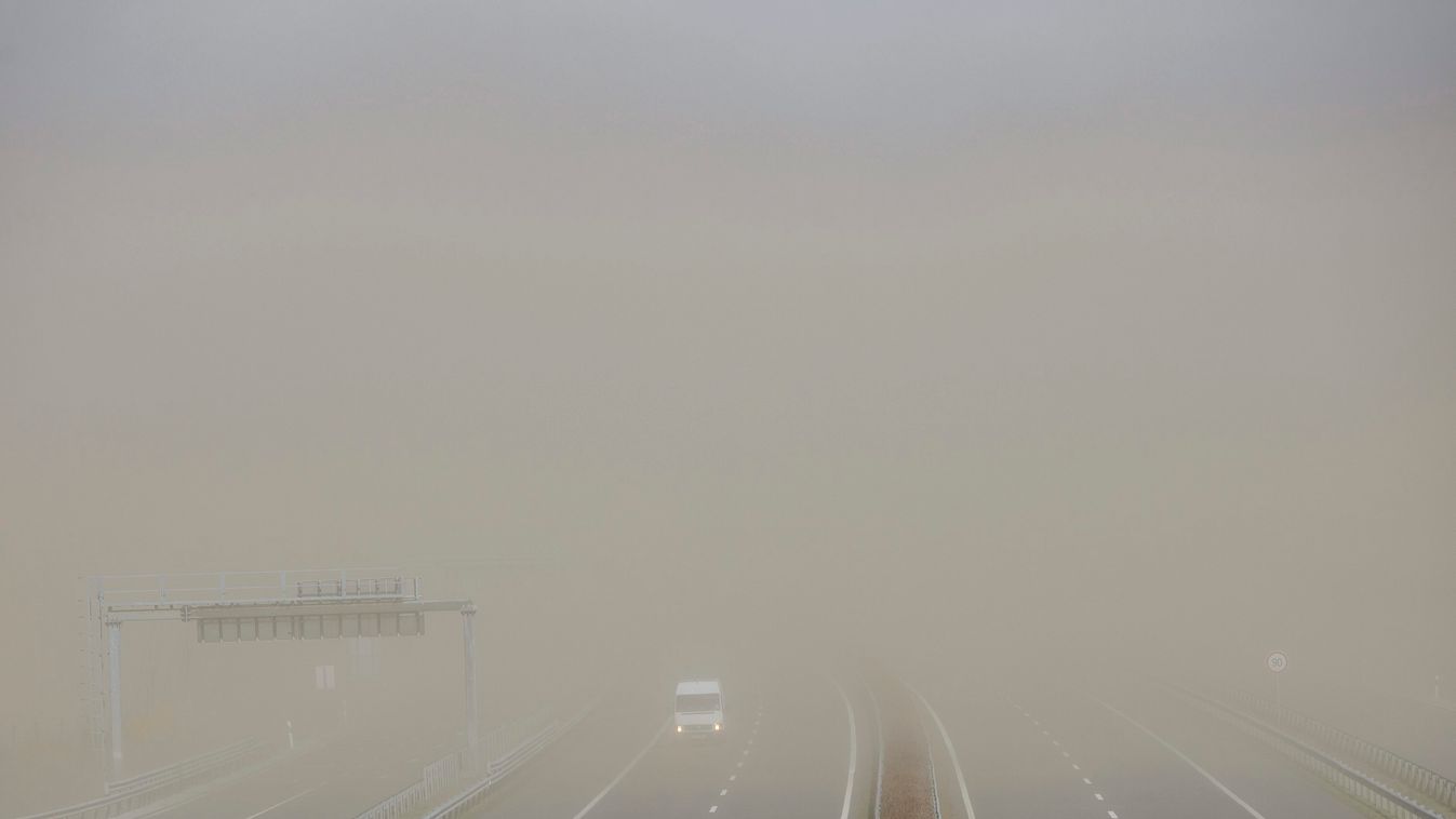 Debrecen, 2015. április 1.
Egy autó a homokviharban az M35-ös autópályán, Debrecen közelében 2015. április 1-jén. Kilenc megyére és a fővárosra másodfokú, nyolc megyére elsőfokú figyelmeztetést adott ki a viharos szél miatt az Országos Meteorológiai Szolg