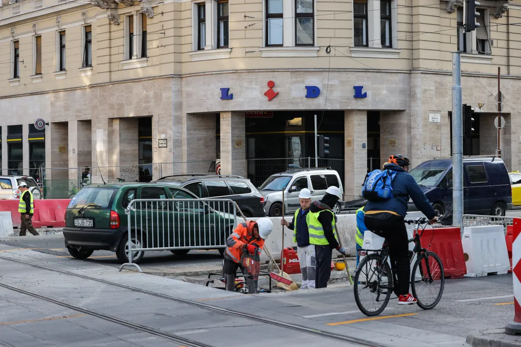 dugó, közlekedés, forgalom, autó, belváros, Budapest, Blaha Lujza tér 2021.09.01. 