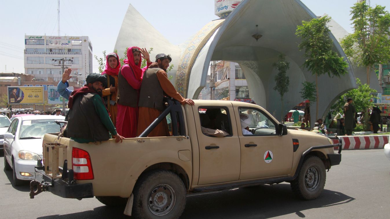 Herát, 2021. augusztus 14.
Tálib harcosok utaznak egy teherautó platóján Herát belvárosában 2021. augusztus 14-én. A lázadók immár az ország északi, nyugati és déli részének nagy területeit, összességében az ország területének kétharmadát elfoglalták roha