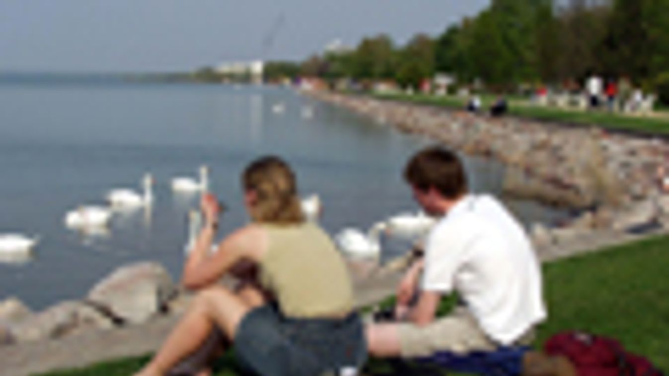 Siófoki Rózsakert,a nyárias melegben egyre többen töltik szabadidejüket a Balaton partjainál. 2003. május 2. 