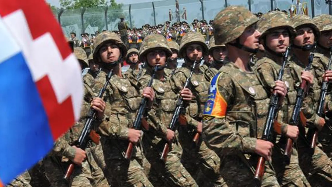 Hegyi-karabahi szakadár katonák felvonulása egy 2012-es katonai parádén Nagorny-ban, Hegyi-Karabah, Azerbajdzsáni Örmény konfliktus 