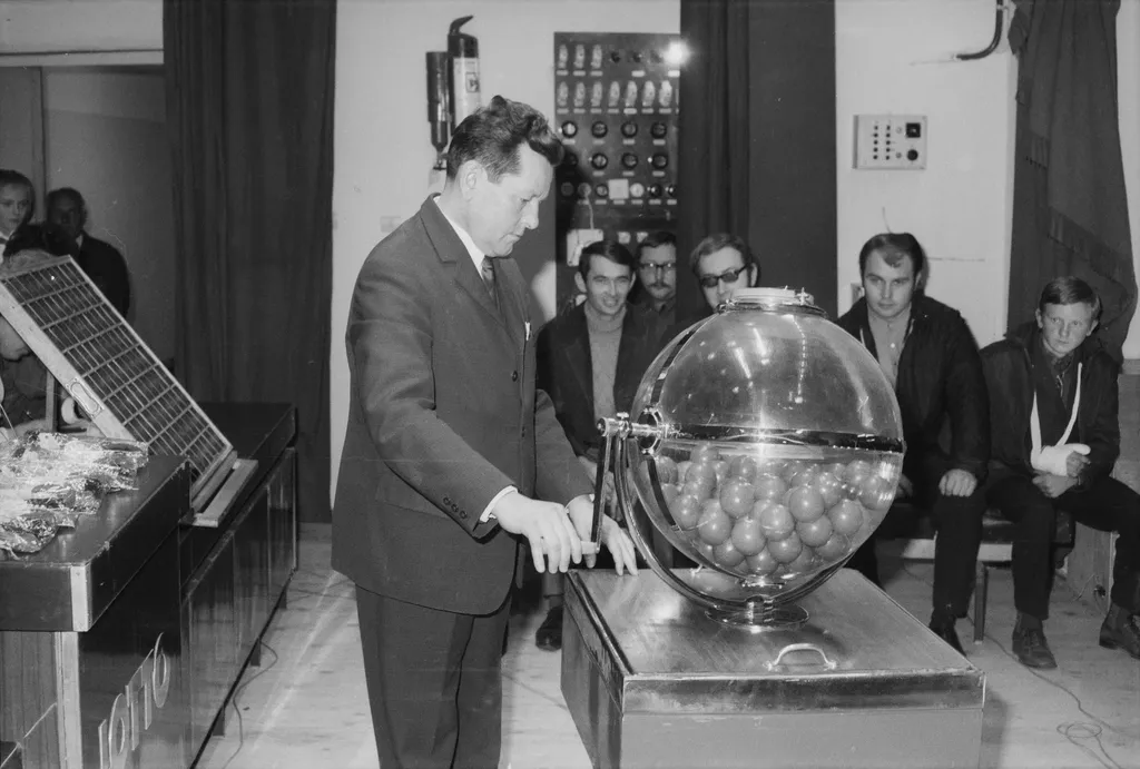 65 éve bevezették a lottót galér Magyarország,
Vásárosnamény
Esze Tamás Művelődési Ház, lottósorsolás.
ÉV
1969 