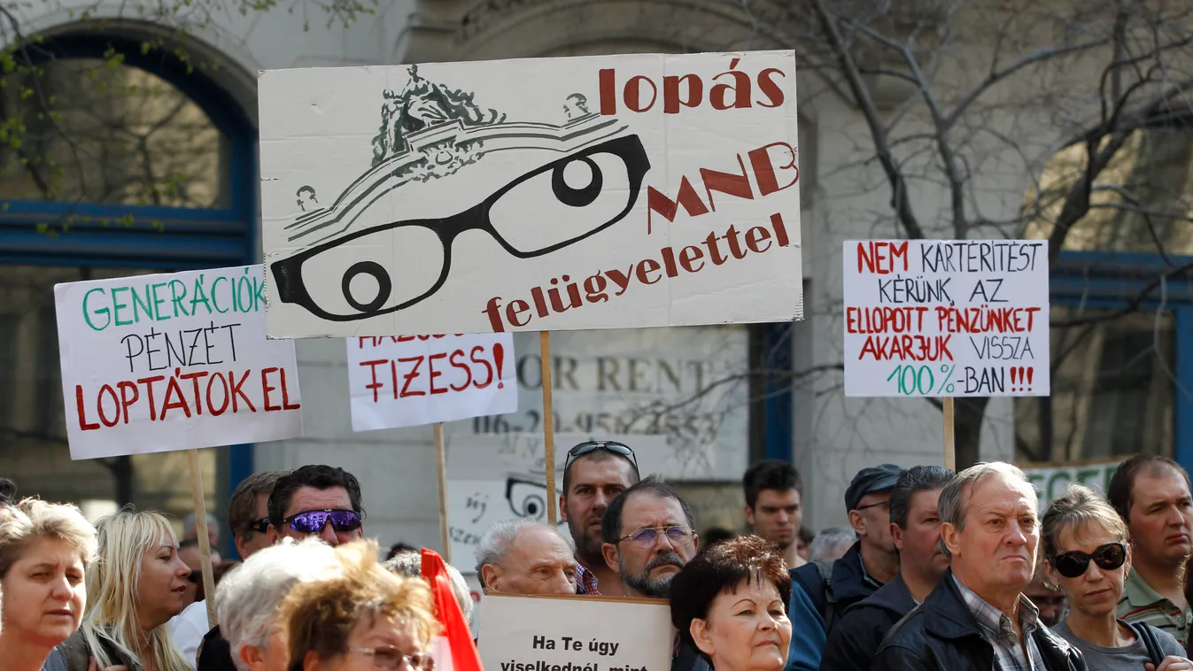 Budapest, 2015. április 11.
Quaestor-károsultak demonstrációja a Quaestor Értékpapír Zrt. fővárosi Báthory utcai székháza előtt 2015. április 11-én.
MTI Fotó: Szigetváry Zsolt 
