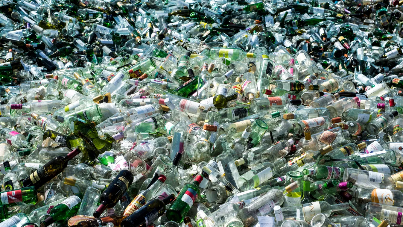 Szelektív kuka, szemét, szelektív hulladék, üvegpalackok, borosüveg 
Bálázott fehér- és színesüveg-hulladék a hasznosítható hulladékbegyűjtéssel és -előkezeléssel foglalkozó Asco Hungária Kft. budafoki telephelyén 