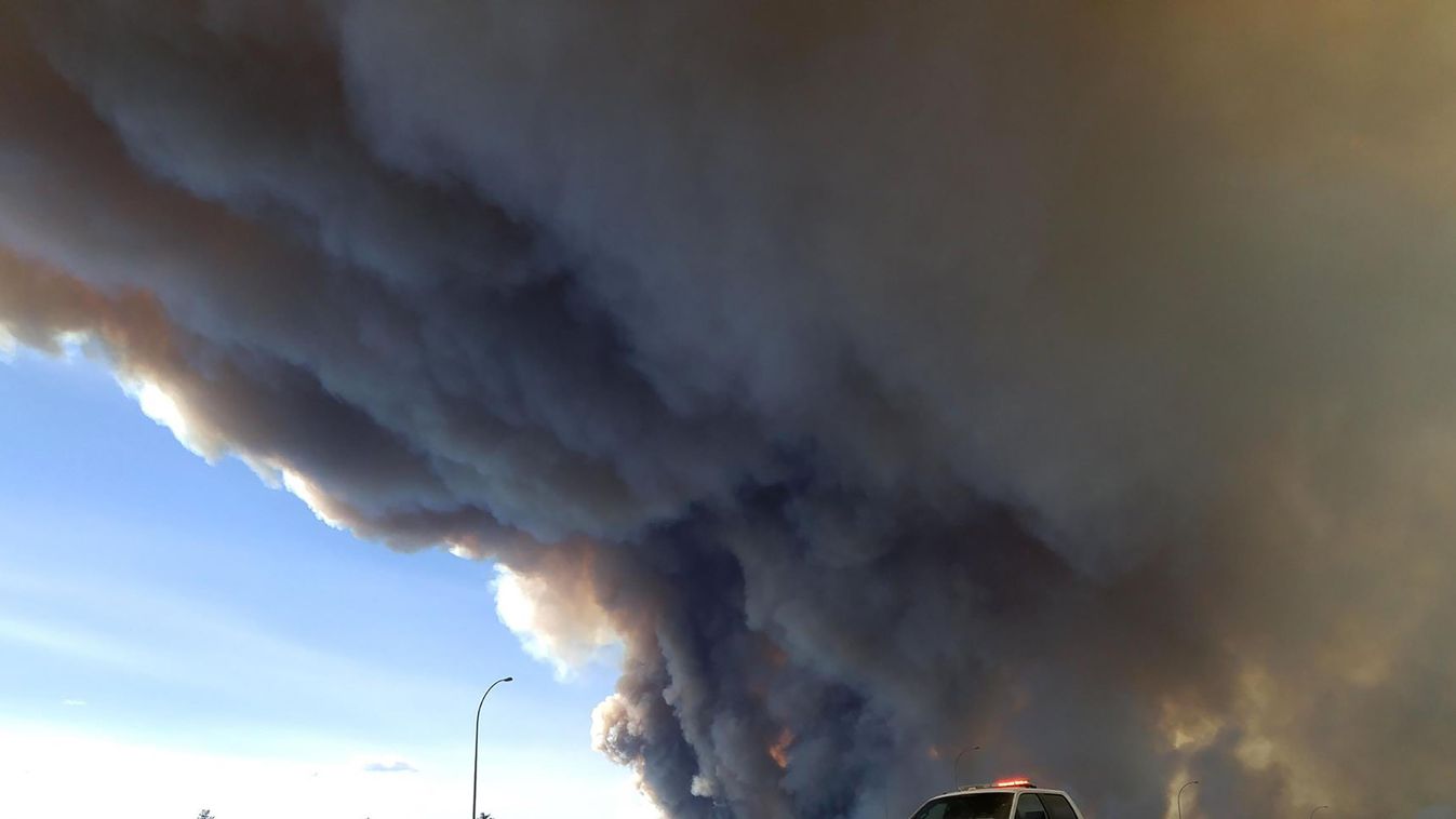 Fires and evacuation from forest fires in Fort McMurray TOPSHOTS Horizontal FIRES AND FIRE-FIGHTING POLICE OFFICER NATURAL DISASTERS SMOKE POLICE VEHICLE FOREST FIRE 