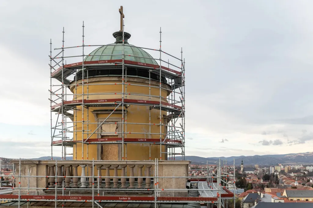 Így folytatódik az Egri Bazilika látványos felújítása a Layher megoldásaival, főkupola, torony, tornyok, 2023 