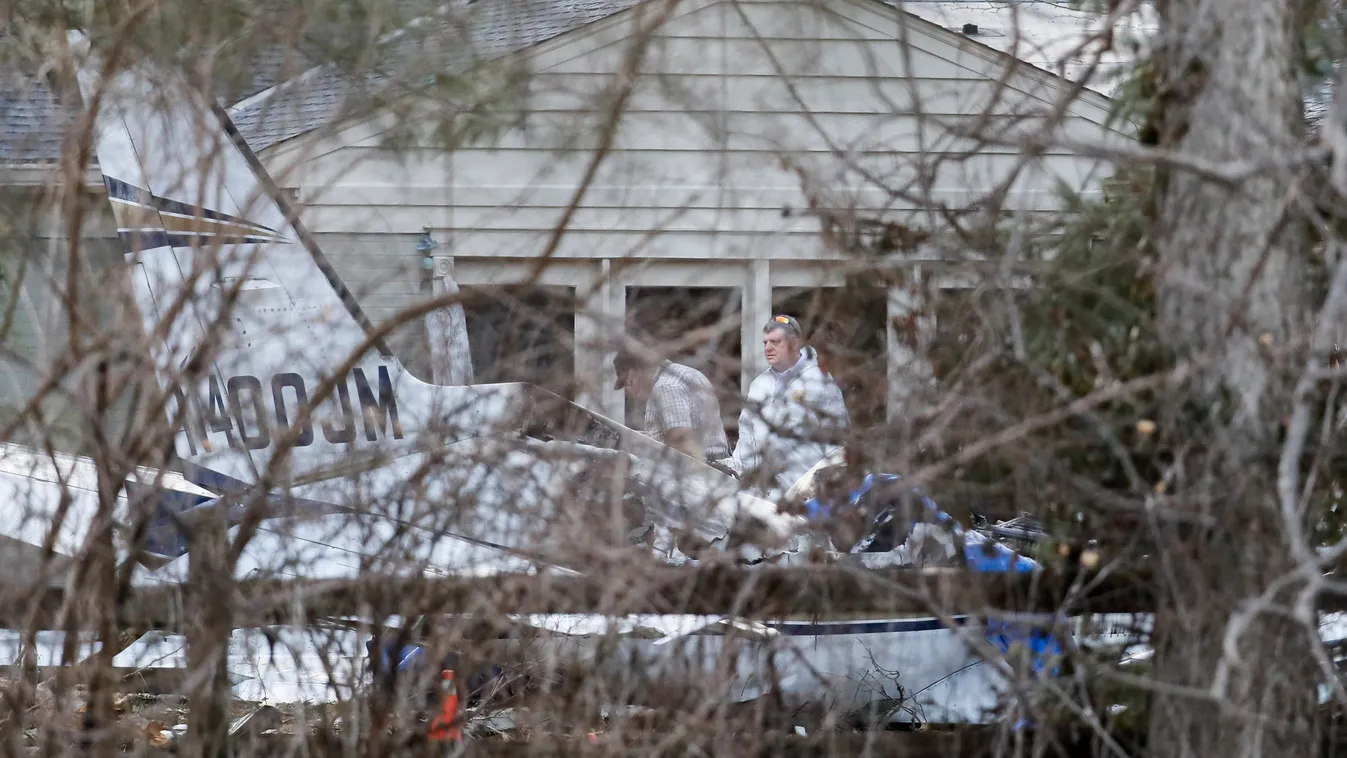 Madeira, 2019. március 13.
Kisrepülőgép roncsa egy kertben 2019. március 12-én, miután a gép egy családi házra zuhant az Ohio állambeli Cincinnati egyik elővárosában, Madeirában. A balesetben a pilóta életét vesztette.
MTI/AP/John Minchillo 