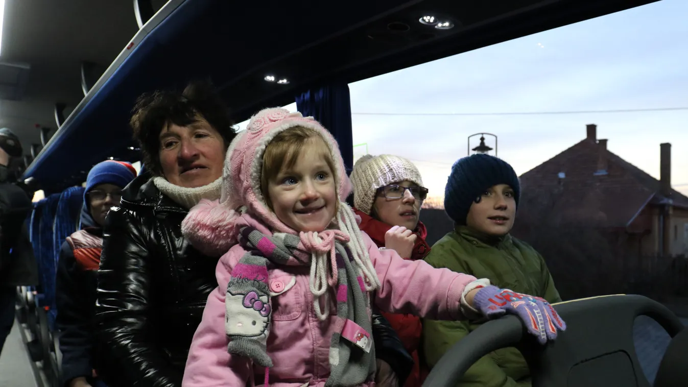 Tomajmonostora, 2019. február 23.
Érdeklődők az új iskolabuszban a jármű átadása alkalmából rendezett ünnepségen a Jász-Nagykun-Szolnok megyei Tomajmonostorán 2019. február 23-án.
MTI/Mészáros János 