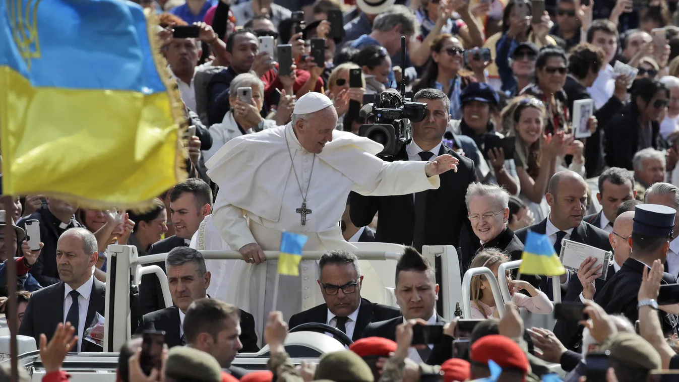 FERENC pápa Vatikánváros, 2019. május 22.
Ferenc pápa hívőket üdvözöl pápamobilijáról útban heti általános audienciájára a vatikáni Szent Péter térre 2019. május 22-én.
MTI/AP/Alessandra Tarantino 
