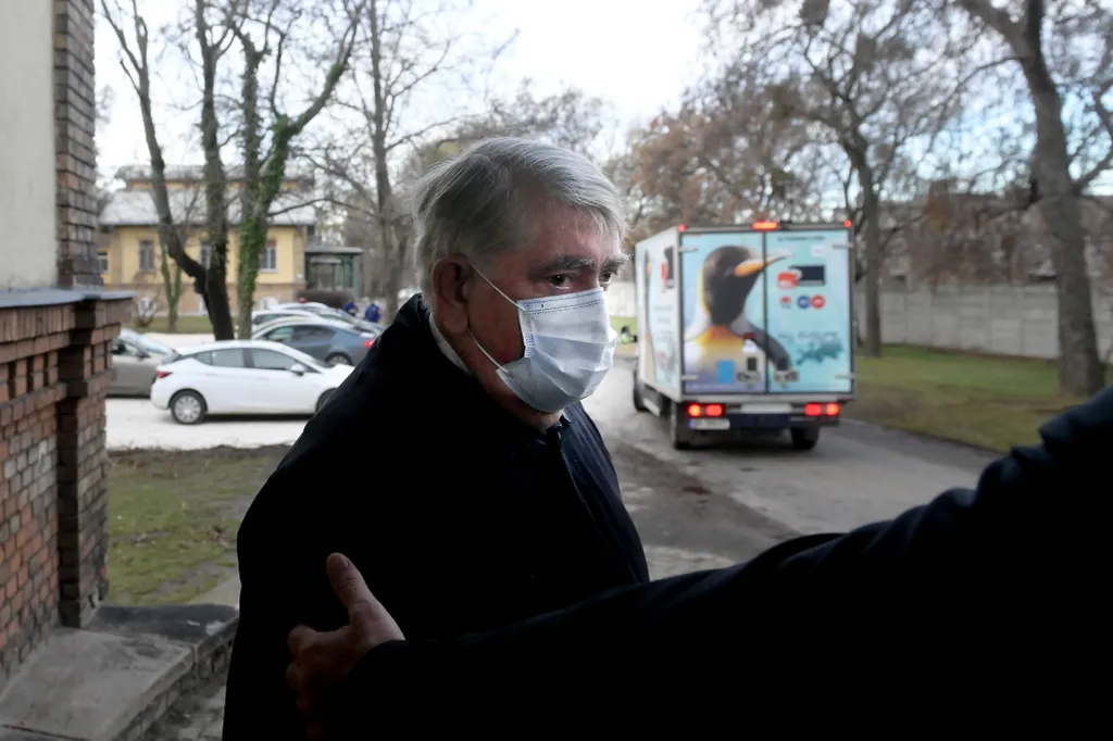 KÁSLER Miklós
Koronavírus - Megérkezett az első vakcinaszállítmány Budapestre 