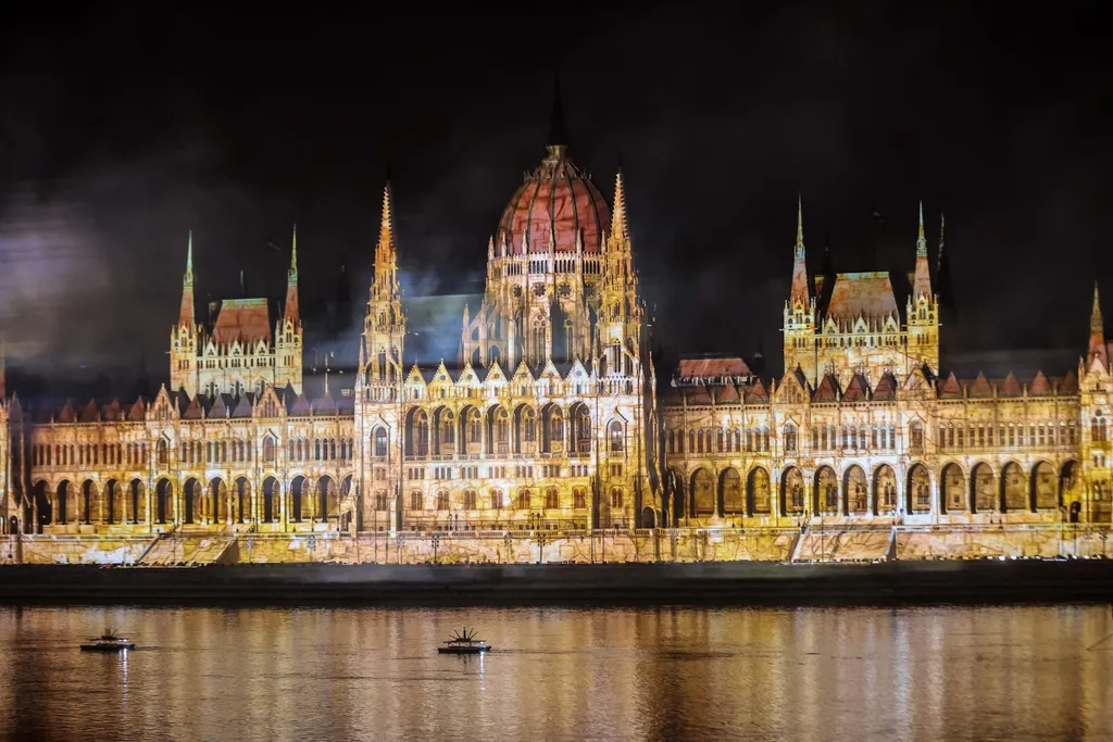 Tűzijáték, Budapest, 2022.08.27., tömeg, „Tűz és fények játéka" című műsor, fényfestés, drónshow, 