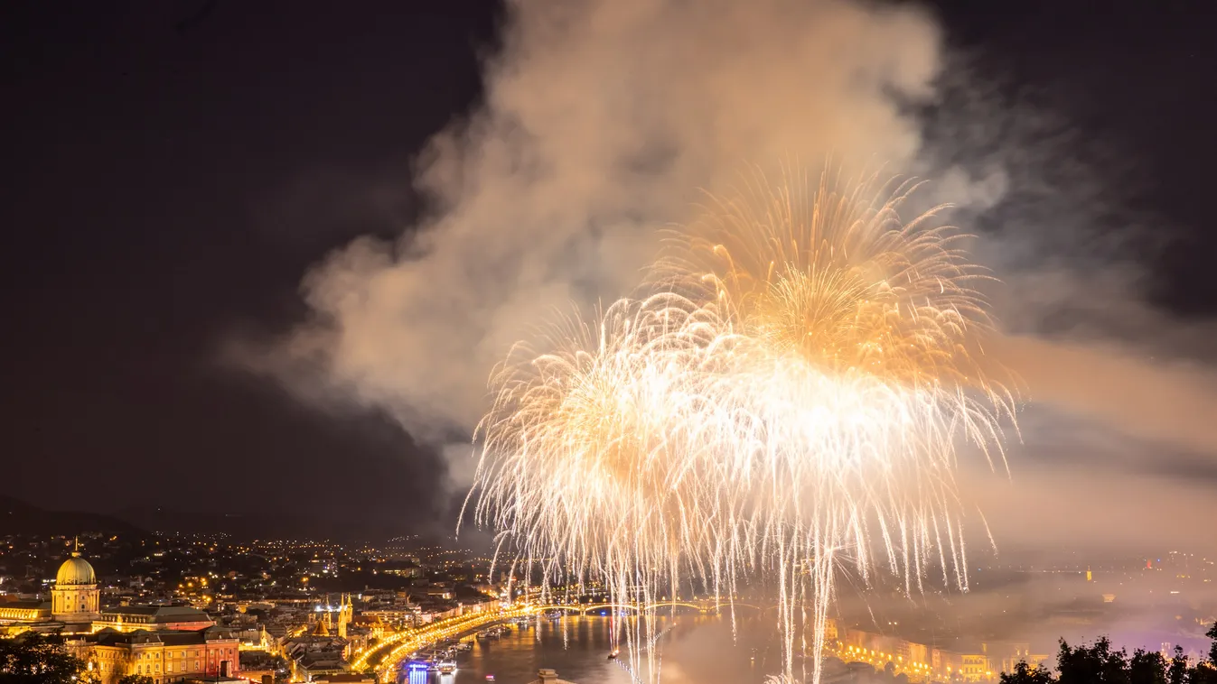 Így látszott a tűzijáték a Duna felett Budapesten az államalapítás ünnepén, Szent István napján 2021. augusztus 20-án a Gellért-hegyről. 