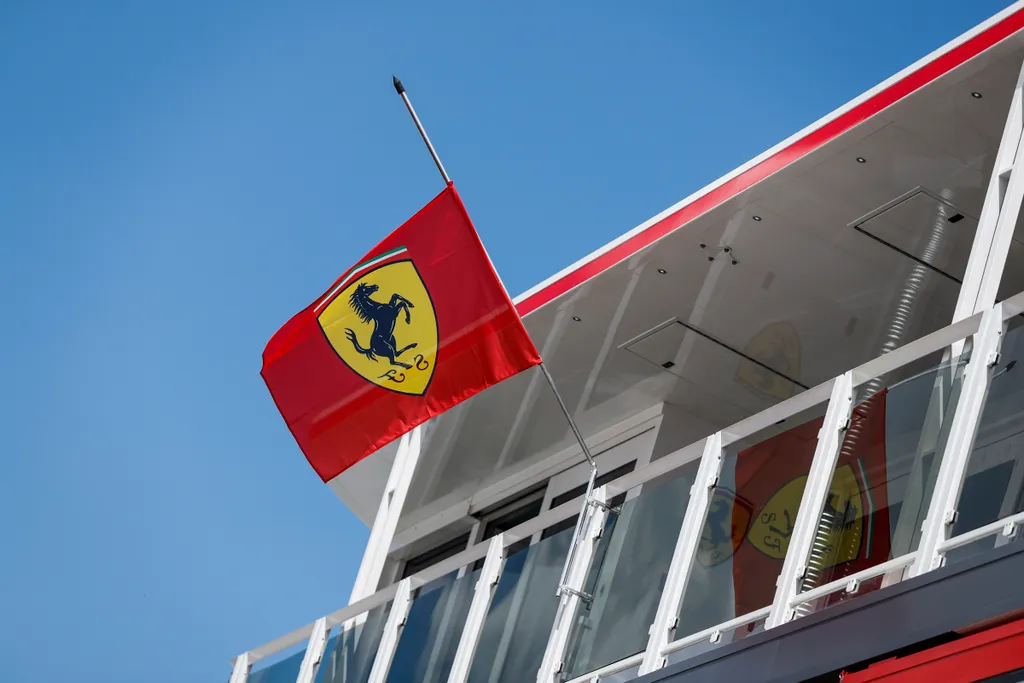 Előkészületek a Forma-1-es Magyar Nagydíjra, félárbocon Ferrari-zászló 