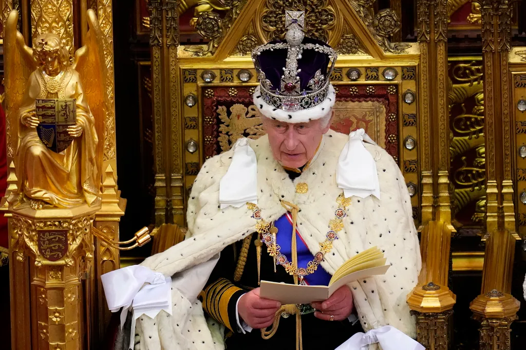 III. Károly brit uralkodó első parlamenti beszéd Nagy-Britannia, 
 
III. Károly brit uralkodó felolvassa a trónbeszédét, amellyel megnyitja az 58. parlament negyedik ülésszakát a felsőház londoni üléstermében 2023. november 7-én. A trónbeszéd - amely III.