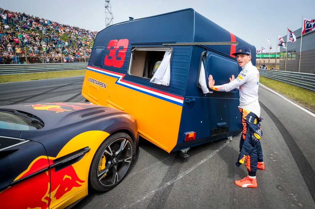 A Forma-1-es Red Bull Racing bemutatója a hollandiai Zandvoortban, Max Verstappen, Aston Martin 
