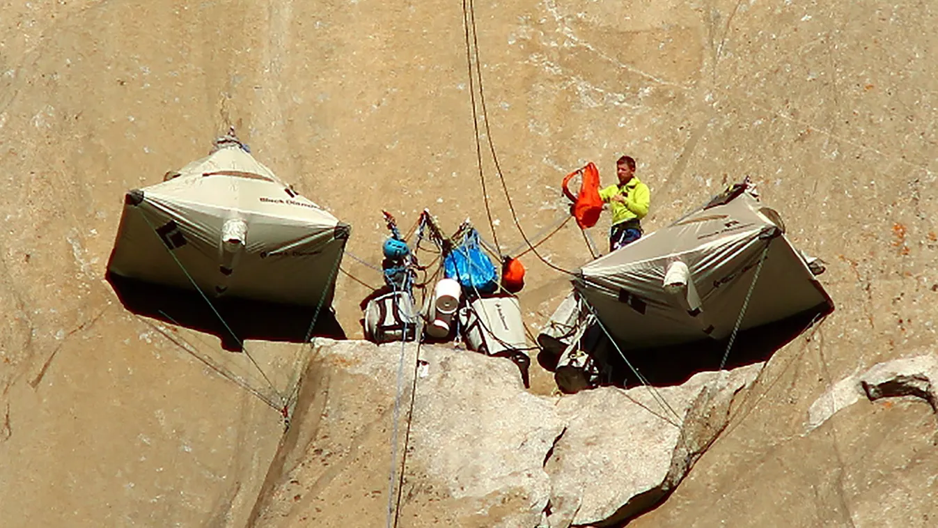 A 30 éves Kevin Jorgeson és a 36 éves Tommy Caldwell  amerikai sziklamászók sátoroznak a kaliforniai Yosemite Nemzeti Parkban álló El Capitan gránitmonolit Hajnalfalnak nevezett oldalán. A sportolók mintegy hét évnyi felkészülés után a világon először köt