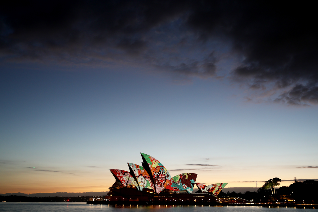 Ausztrália nemzeti napja alkalmából különleges kivilágítást kapott a Sydney Operaház 