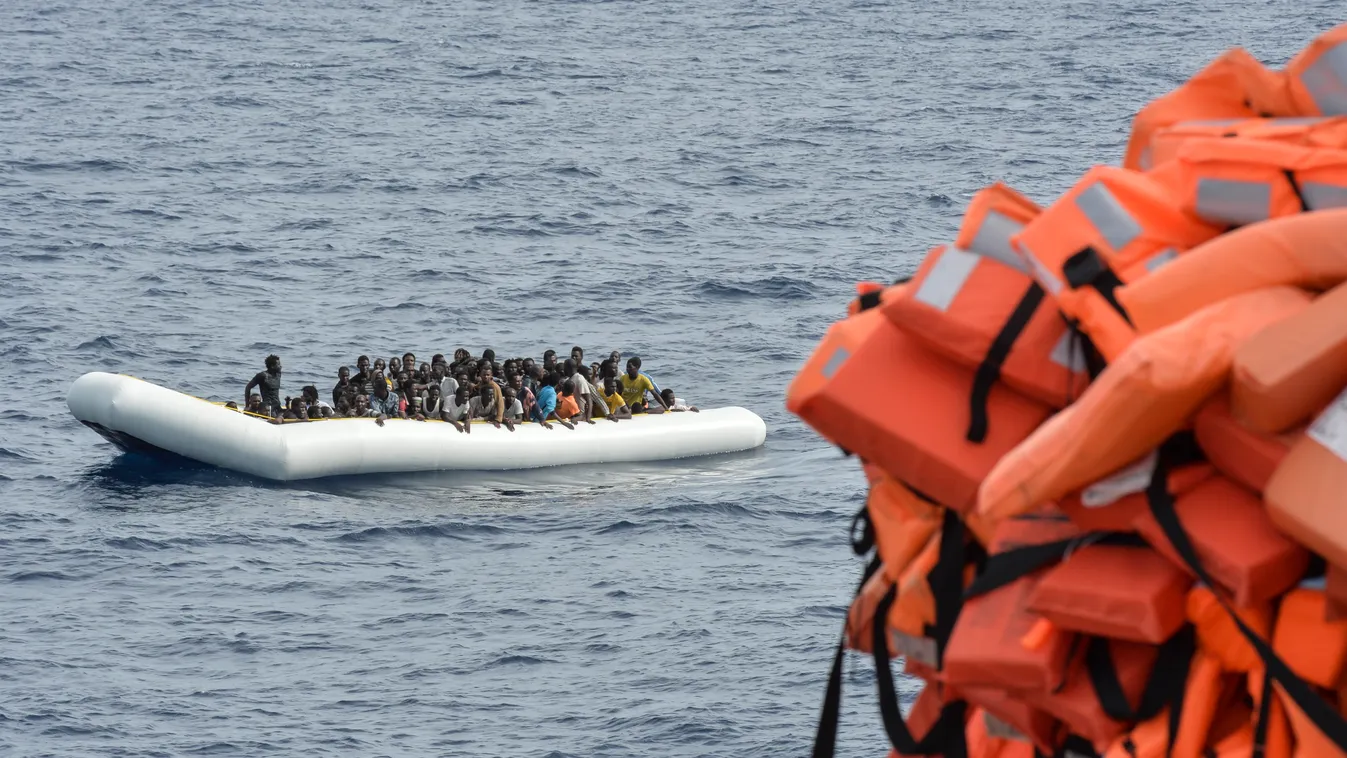 TOPSHOTS Horizontal AT SEA MIGRATION AND IMMIGRATION ILLEGAL IMMIGRANT BY BOAT 
