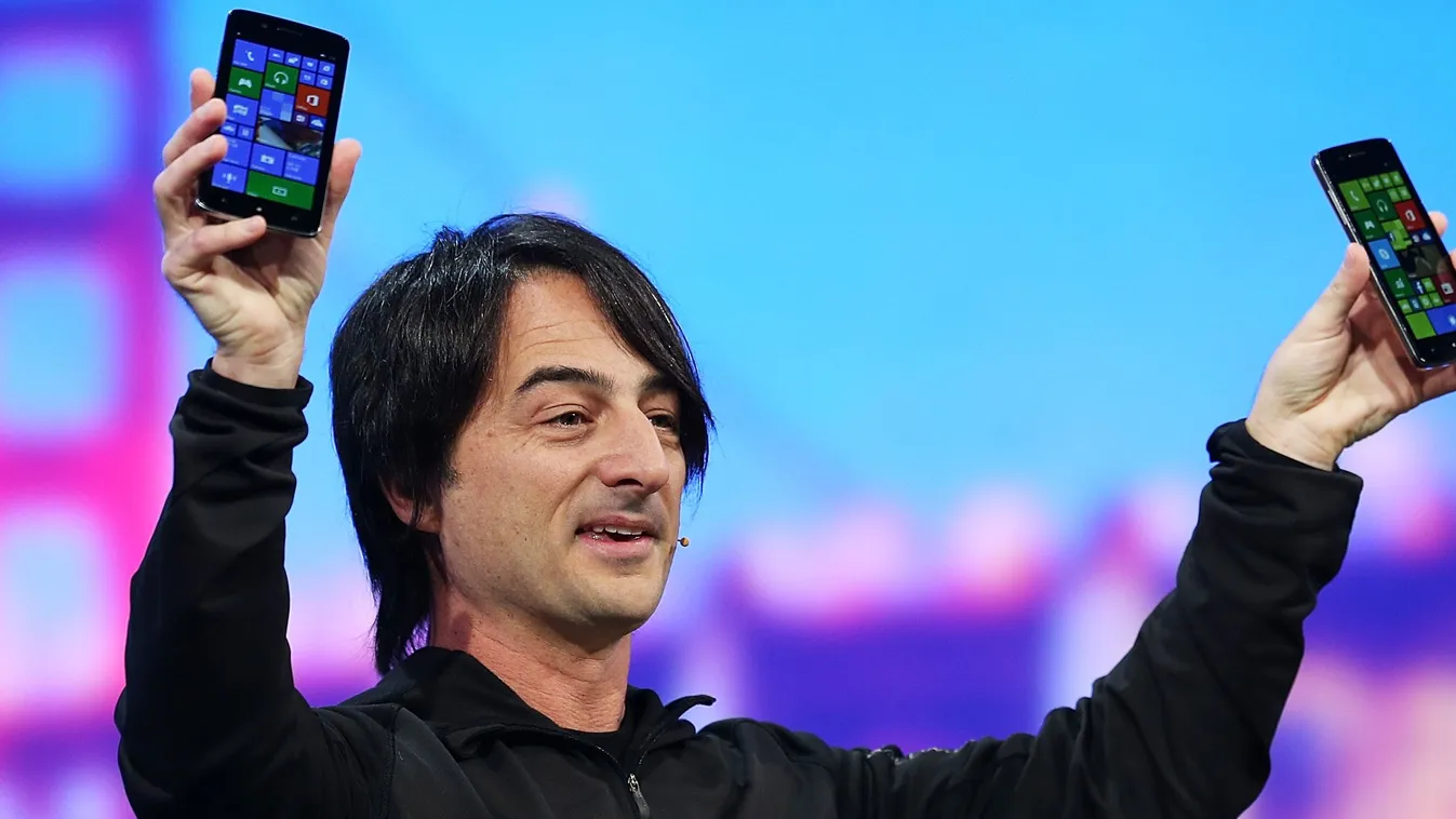 Joe Belfiore, a Windows Phone részleg vezetője az új Nokia-mobilokkal 