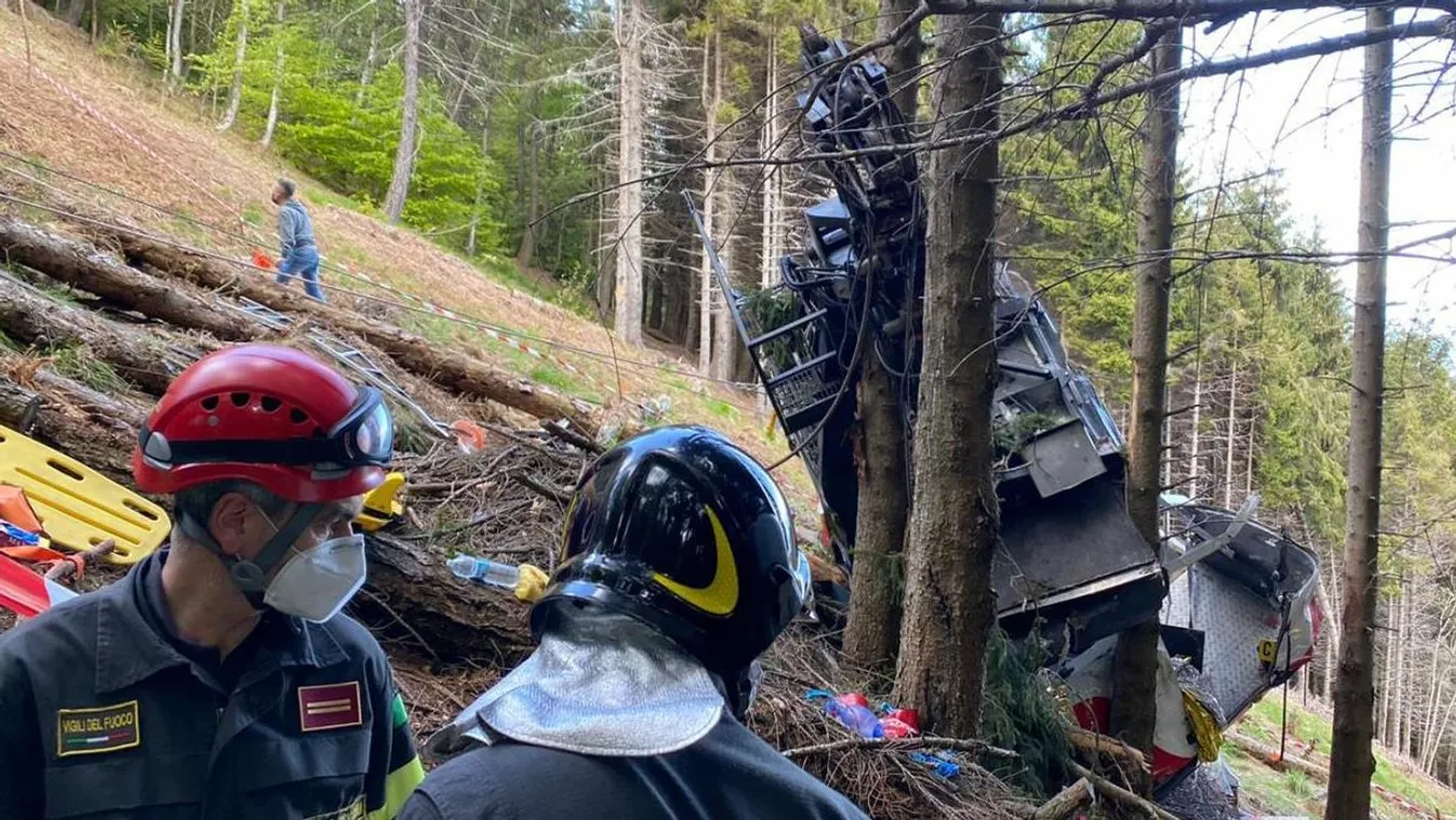 9 killed in Italian cable car crash cable car,crash,Italy,lake Maggiore,mountain Horizontal 