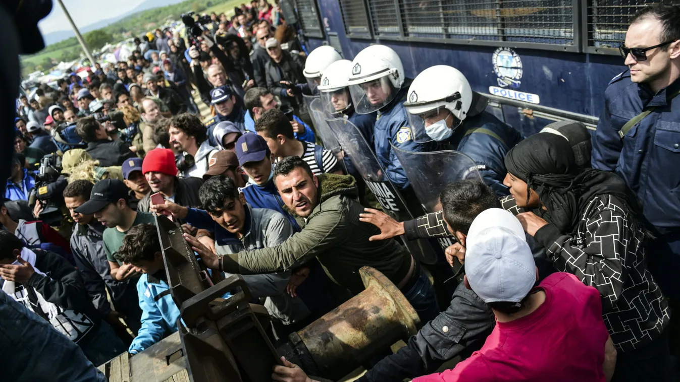 Menekültek egy vagont tolva próbálnak áttörni a barikádon a görögországi Idomeni falu mellett. A hétvégén több demonstáricó volt a menekülttáborban a  hír miatt, hogy visszeküldik őket Törökországba migration Horizontal 
