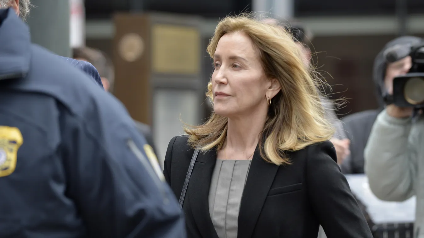 Felicity Huffman expected to plead guilty to using bribery to get daughter into university Horizontal 