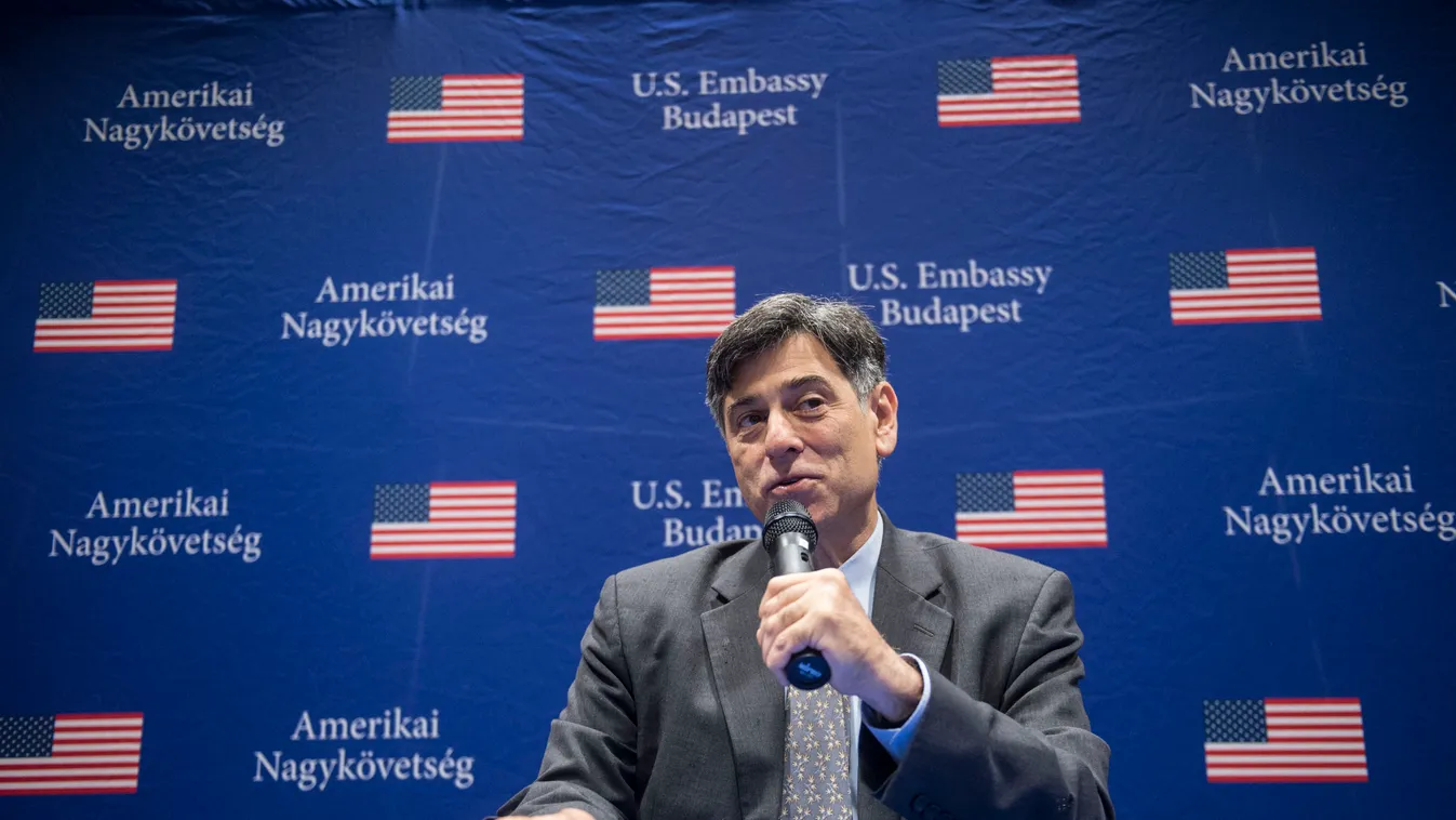 André Goodfriend, a budapesti amerikai nagykövetség ideiglenes ügyvivője sajtótájékoztatót tart hivatalában egyes magyar köztisztviselők amerikai beutazási engedélyének felfüggesztésével kapcsolatban 